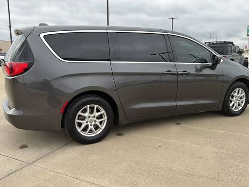 Used 2017 Chrysler Pacifica Touring image 21