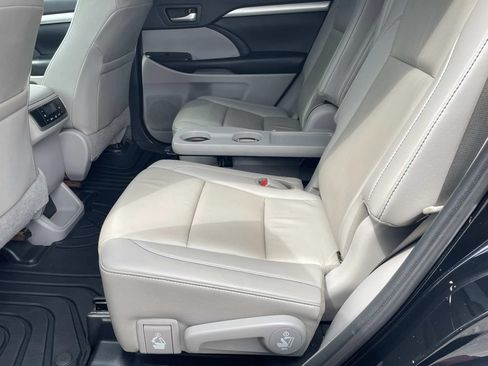 Used 2019 Toyota Highlander XLE FWD image 13