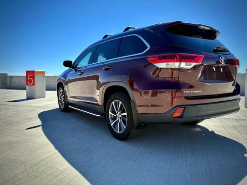 Used 2019 Toyota Highlander XLE FWD image 6