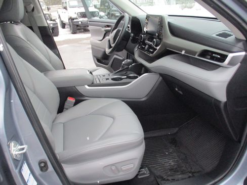 Used 2022 Toyota Highlander XLE image 16