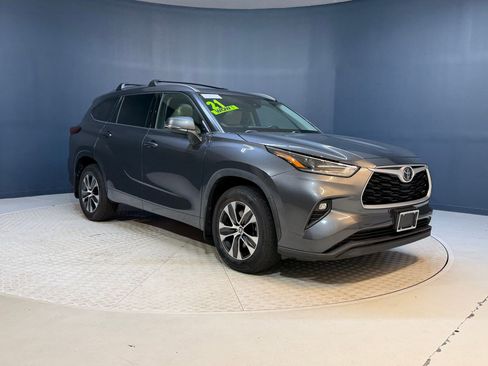 Used 2021 Toyota Highlander XLE AWD/4WD image 7