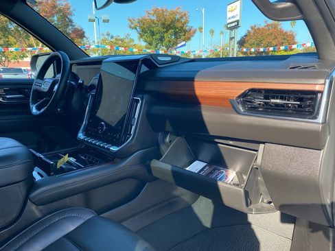 Used 2025 GMC Yukon XL Denali image 23