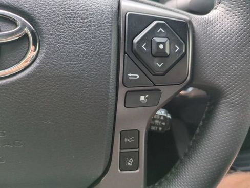 Used 2018 Toyota Tacoma TRD Off-Road AWD/4WD image 29