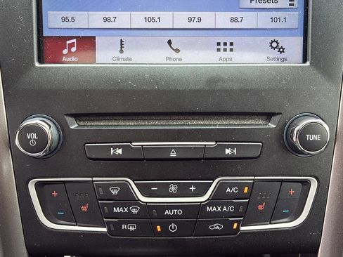 Used 2017 Ford Fusion SE w/ Fusion SE Technology Package FWD image 31