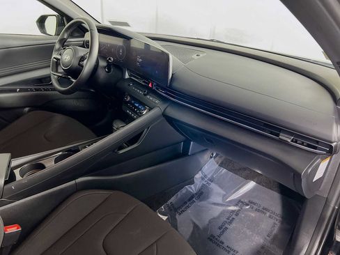 Certified 2025 Hyundai Elantra SEL image 28