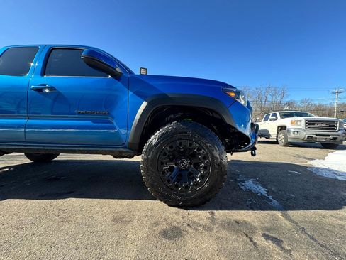 Used 2017 Toyota Tacoma TRD Off-Road w/ Tow Package AWD/4WD image 19