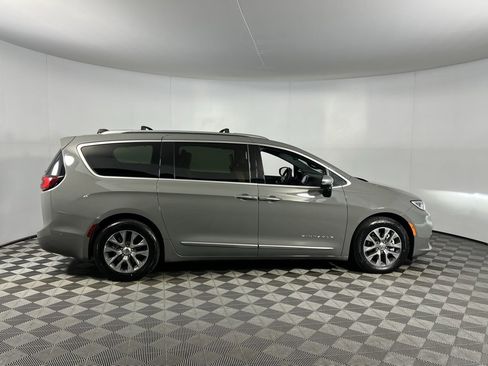 Used 2023 Chrysler Pacifica Pinnacle image 3