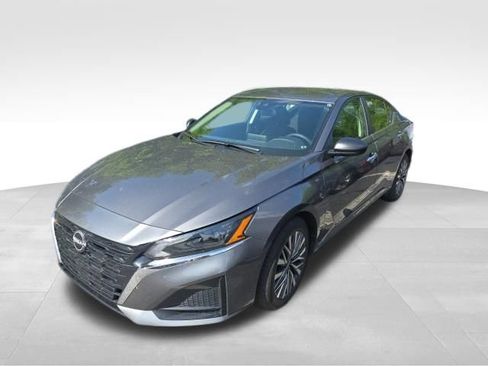 Used 2025 Nissan Altima 2.5 SV FWD image 2