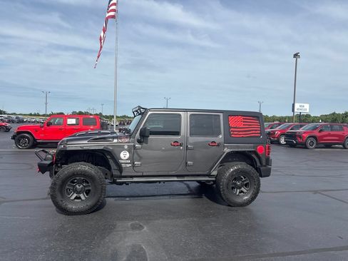 Used 2018 Jeep Wrangler Unlimited Sport w/ Connectivity Group AWD/4WD image 2