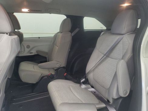 Used 2025 Toyota Sienna LE image 9