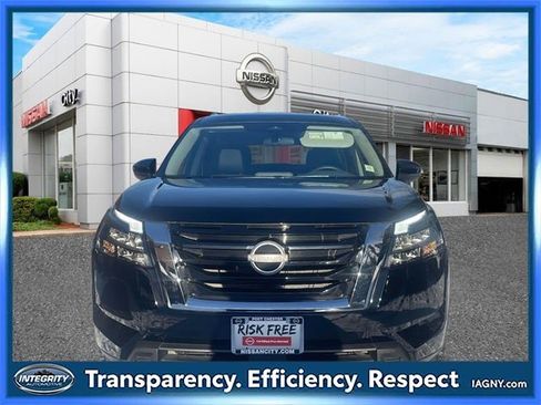 Certified 2024 Nissan Pathfinder SV image 2