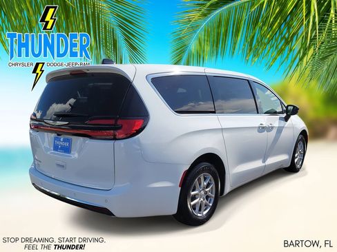 New 2026 Chrysler Pacifica Select image 4