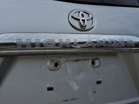 Used 2013 Toyota Highlander Plus w/ Cold Weather Pkg image 31