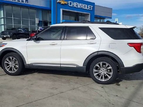 Used 2022 Ford Explorer XLT w/ Equipment Group 202A image 7