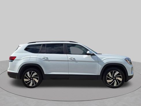 Used 2025 Volkswagen Atlas SE FWD image 2