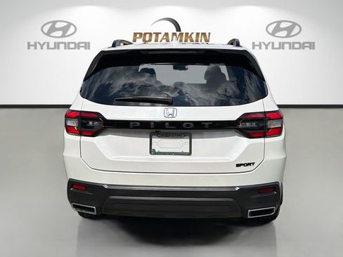 Used 2023 Honda Pilot Sport image 6