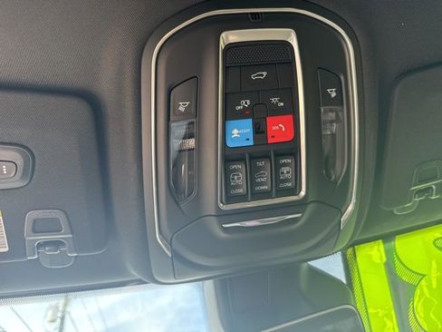 Used 2025 Jeep Grand Cherokee Limited w/ Black Appearance Package image 25