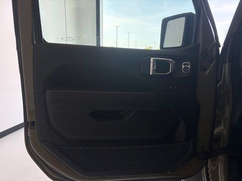 Used 2025 Jeep Gladiator Rubicon AWD/4WD image 26