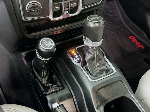 Used 2021 Jeep Wrangler Unlimited Sahara AWD/4WD image 17