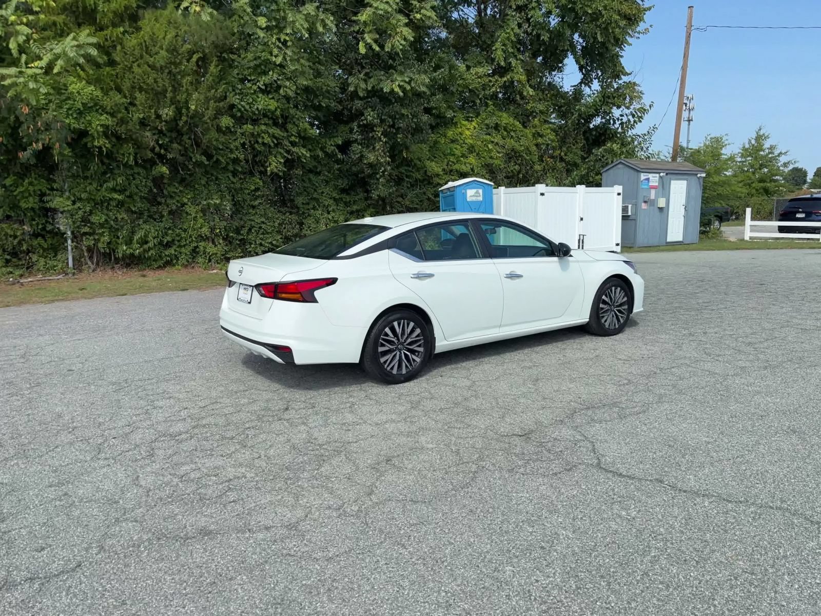 Used 2025 Nissan Altima 2.5 SV FWD image 14