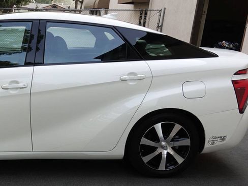 Used 2017 Toyota Mirai FWD image 10