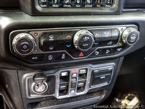 Used 2018 Jeep Wrangler Unlimited Sahara AWD/4WD image 17