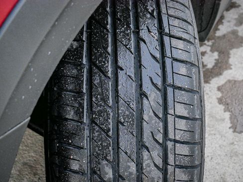 Used 2024 Volkswagen Taos SE w/ Panoramic Sunroof Package image 12