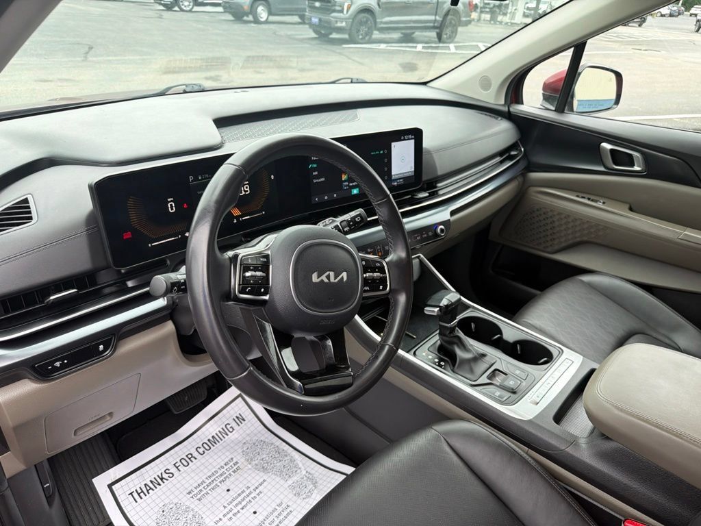 Used 2025 Kia Carnival FWD image 10