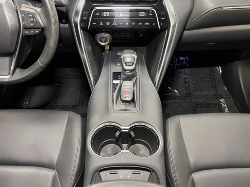 Used 2024 Toyota Venza XLE image 6