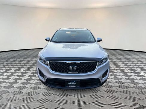 Used 2018 Kia Sorento FWD V6 image 2