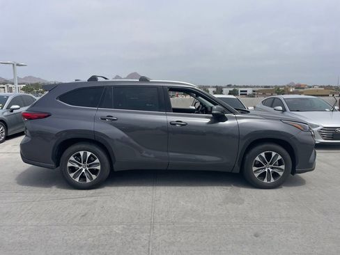 Used 2021 Toyota Highlander XLE FWD image 3