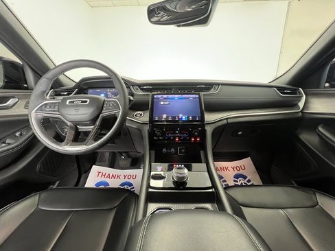 Used 2024 Jeep Grand Cherokee Limited w/ Black Appearance Package image 10