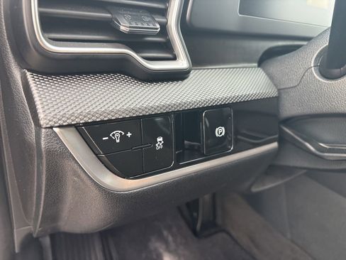 Used 2025 Kia Sportage LX FWD image 12