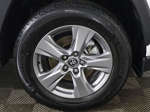 Used 2025 Toyota RAV4 XLE AWD/4WD image 19