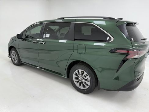 New 2026 Toyota Sienna XLE image 37
