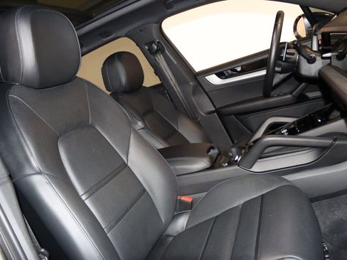 Used 2024 Porsche Cayenne image 70