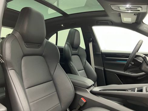 Certified 2025 Porsche Macan Electric RWD image 18