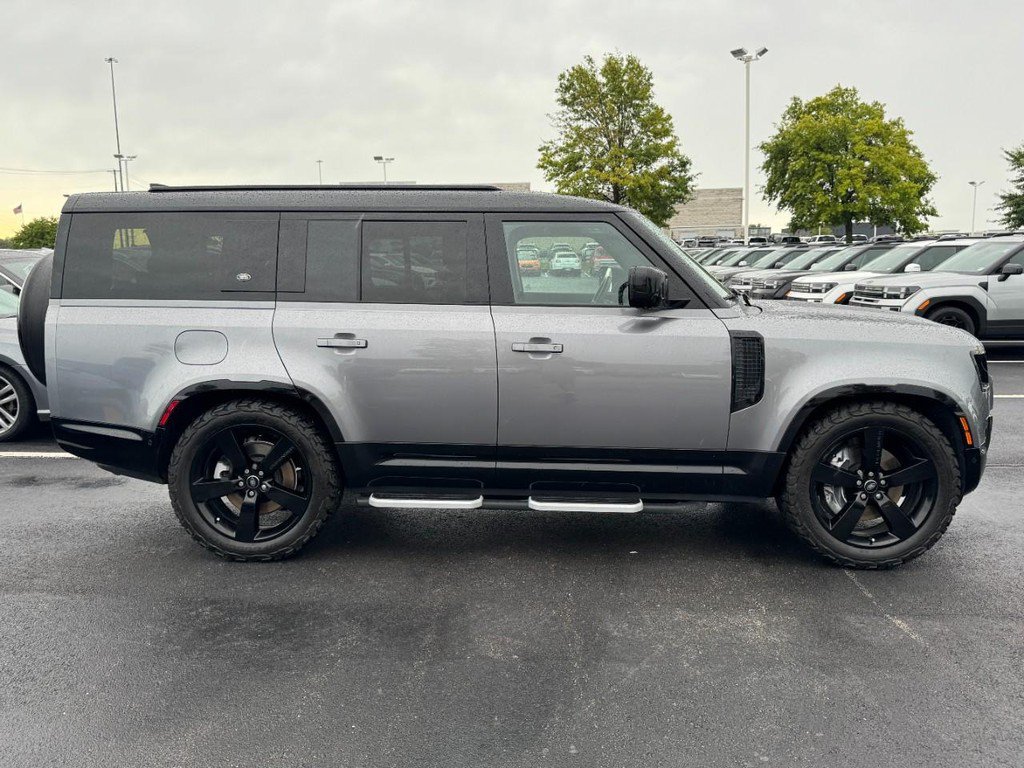 Used 2024 Land Rover Defender 130 X-Dynamic SE AWD/4WD image 2