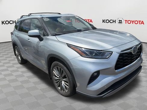 Used 2021 Toyota Highlander Platinum AWD/4WD image 3