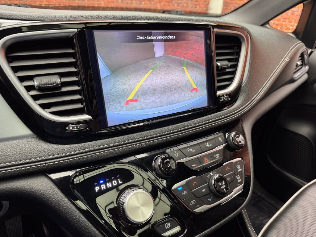 Used 2025 Chrysler Pacifica Limited FWD image 23