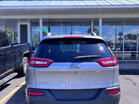 Used 2018 Jeep Cherokee Latitude w/ Safety Group AWD/4WD image 9