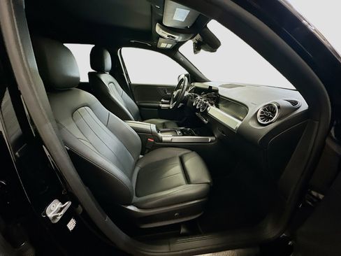 Used 2025 Mercedes-Benz GLB 250 4MATIC image 33