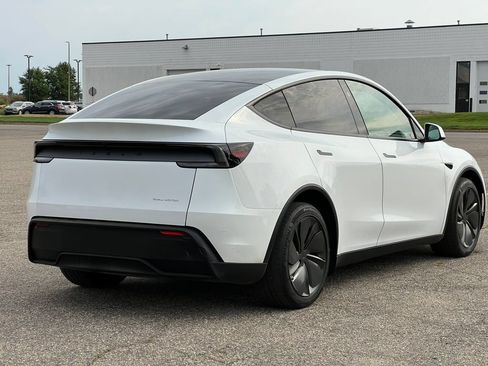 Used 2026 Tesla Model Y AWD image 32