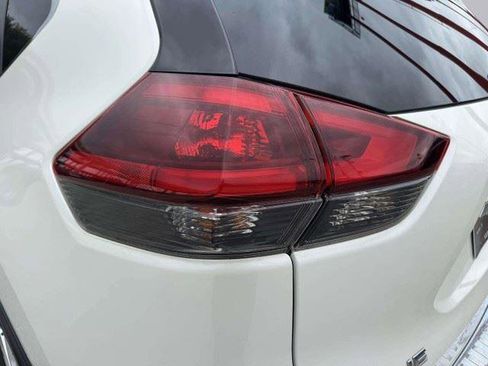 Used 2019 Nissan Rogue SV FWD image 14