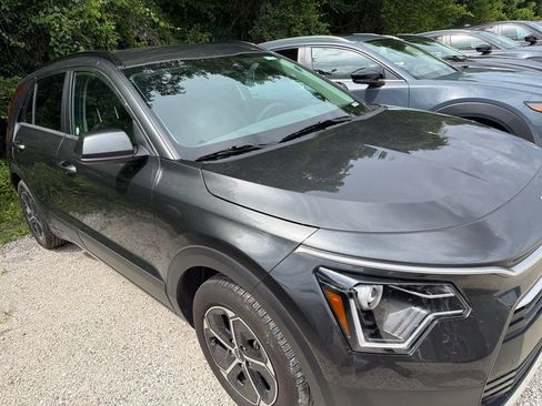 Used 2025 Kia Niro LX FWD image 9