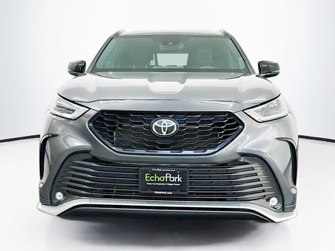 Used 2024 Toyota Highlander XSE image 2