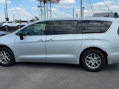 Used 2024 Chrysler Pacifica Touring-L FWD image 4