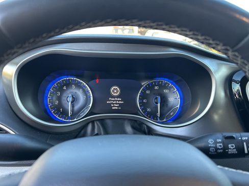 Used 2022 Chrysler Pacifica Touring-L image 7