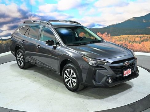 Used 2025 Subaru Outback Premium AWD/4WD image 2