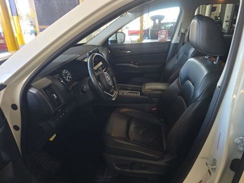 Certified 2023 Nissan Pathfinder SL w/ Lighting Package (N92) image 5